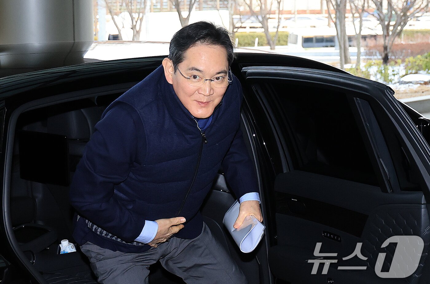 본문 이미지 - 이재용 삼성전자 회장이 26일 서울 강서구 김포비즈니스항공센터에서 고 이건희 선대회장의 국보급 기증 문화재 ‘이건희 컬렉션’의 성공적인 첫 해외 전시를 기념하기 위해 미국으로 출국하기위해 차량에서 내리고 있다. 1500년 한국 미술사를 관통하는 걸작으로 현지 관람객과 전문가들의 찬사를 받은 이건희 컬렉션은 오는 3월 미국 시카고박물관, 9월 영국 대영 박물관으로 자리를 옮겨 전시를 이어간다. 2026.1.26/뉴스1 ⓒ News1 이호윤 기자