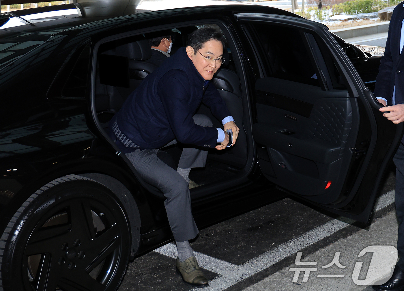 (서울=뉴스1) 이호윤 기자 = 이재용 삼성전자 회장이 26일 서울 강서구 김포비즈니스항공센터에서 고 이건희 선대회장의 국보급 기증 문화재 ‘이건희 컬렉션’의 성공적인 첫 해외 전 …