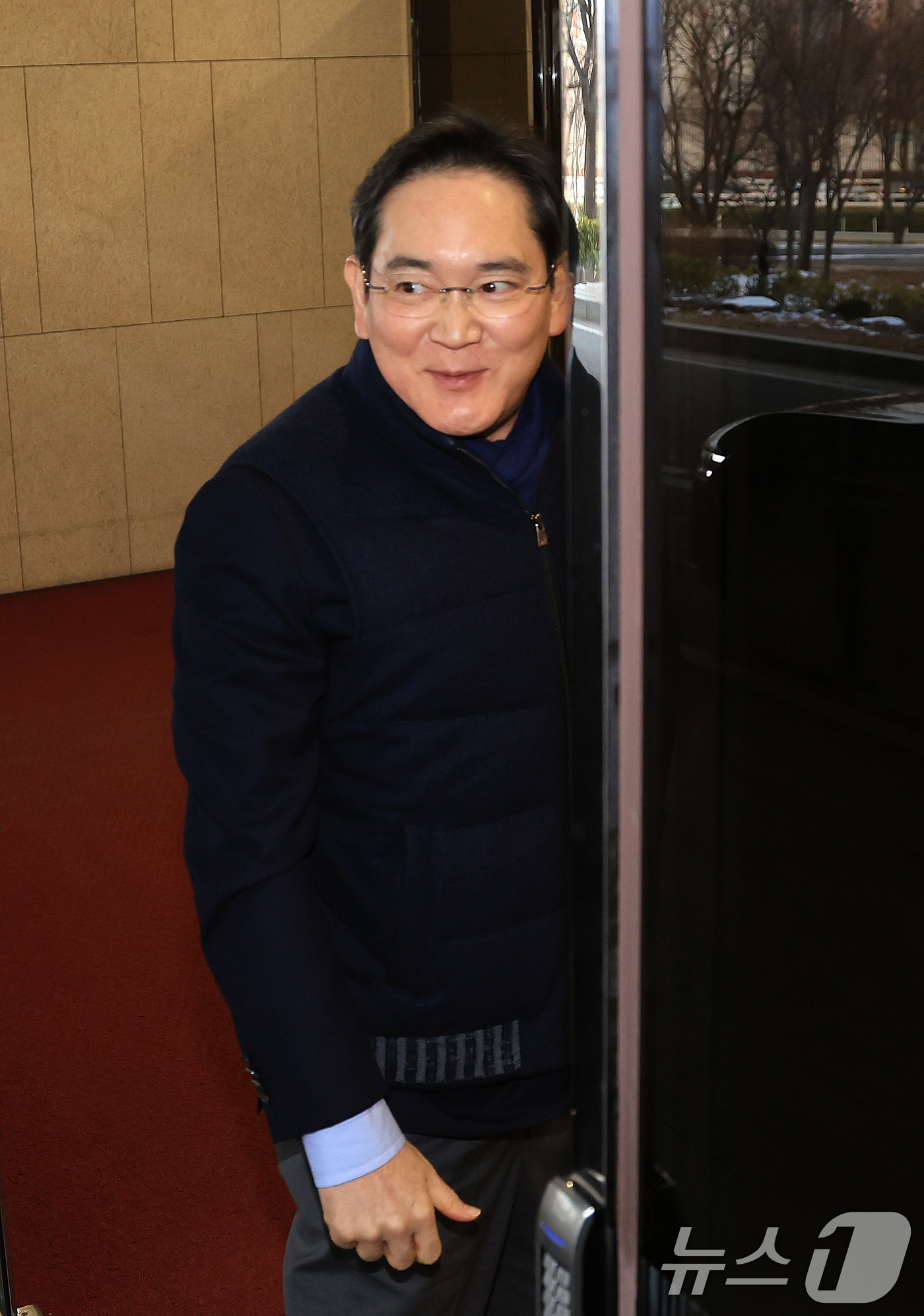 (서울=뉴스1) 이호윤 기자 = 이재용 삼성전자 회장이 26일 서울 강서구 김포비즈니스항공센터에서 고 이건희 선대회장의 국보급 기증 문화재 ‘이건희 컬렉션’의 성공적인 첫 해외 전 …