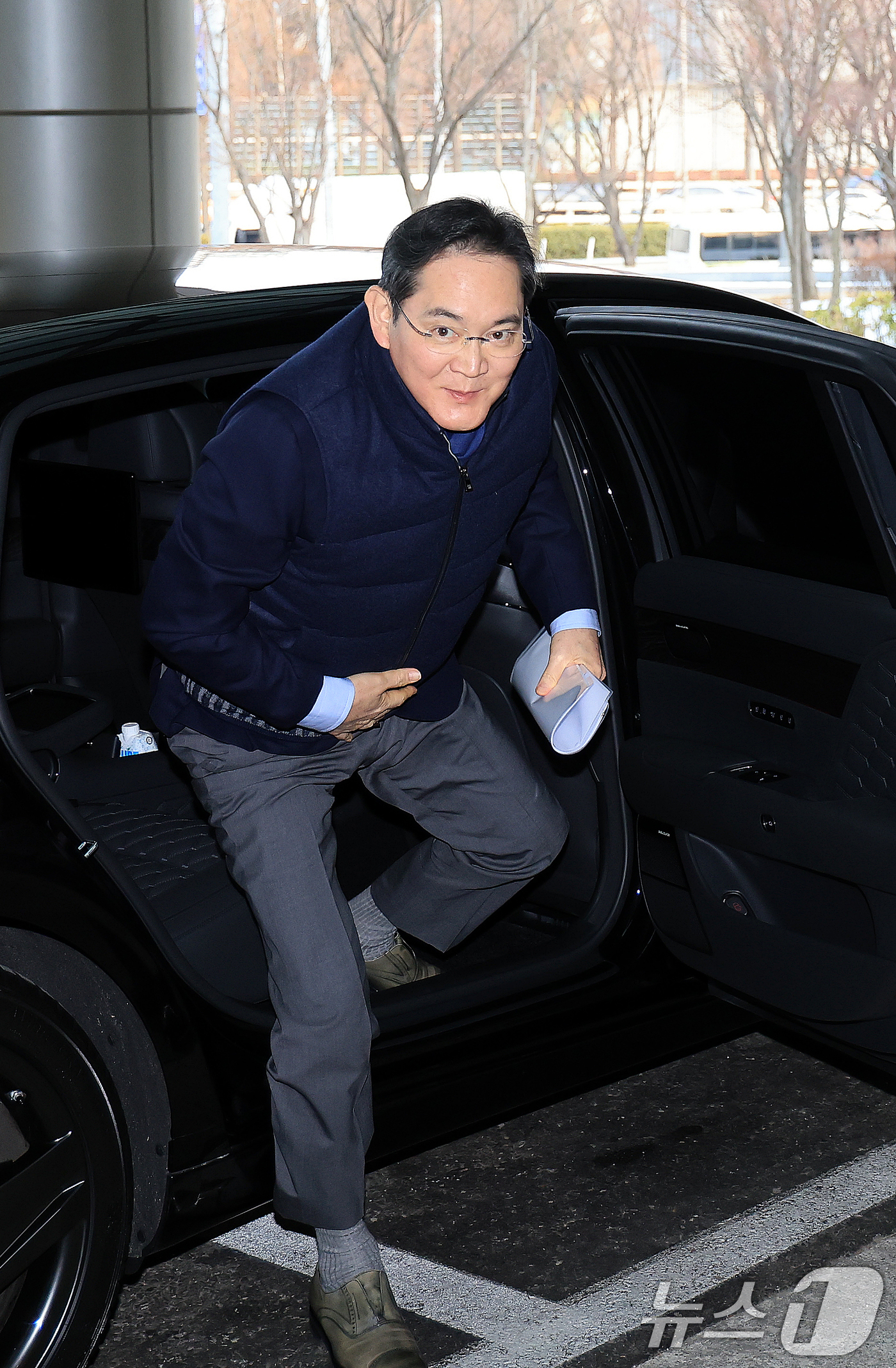 (서울=뉴스1) 이호윤 기자 = 이재용 삼성전자 회장이 26일 서울 강서구 김포비즈니스항공센터에서 고 이건희 선대회장의 국보급 기증 문화재 ‘이건희 컬렉션’의 성공적인 첫 해외 전 …