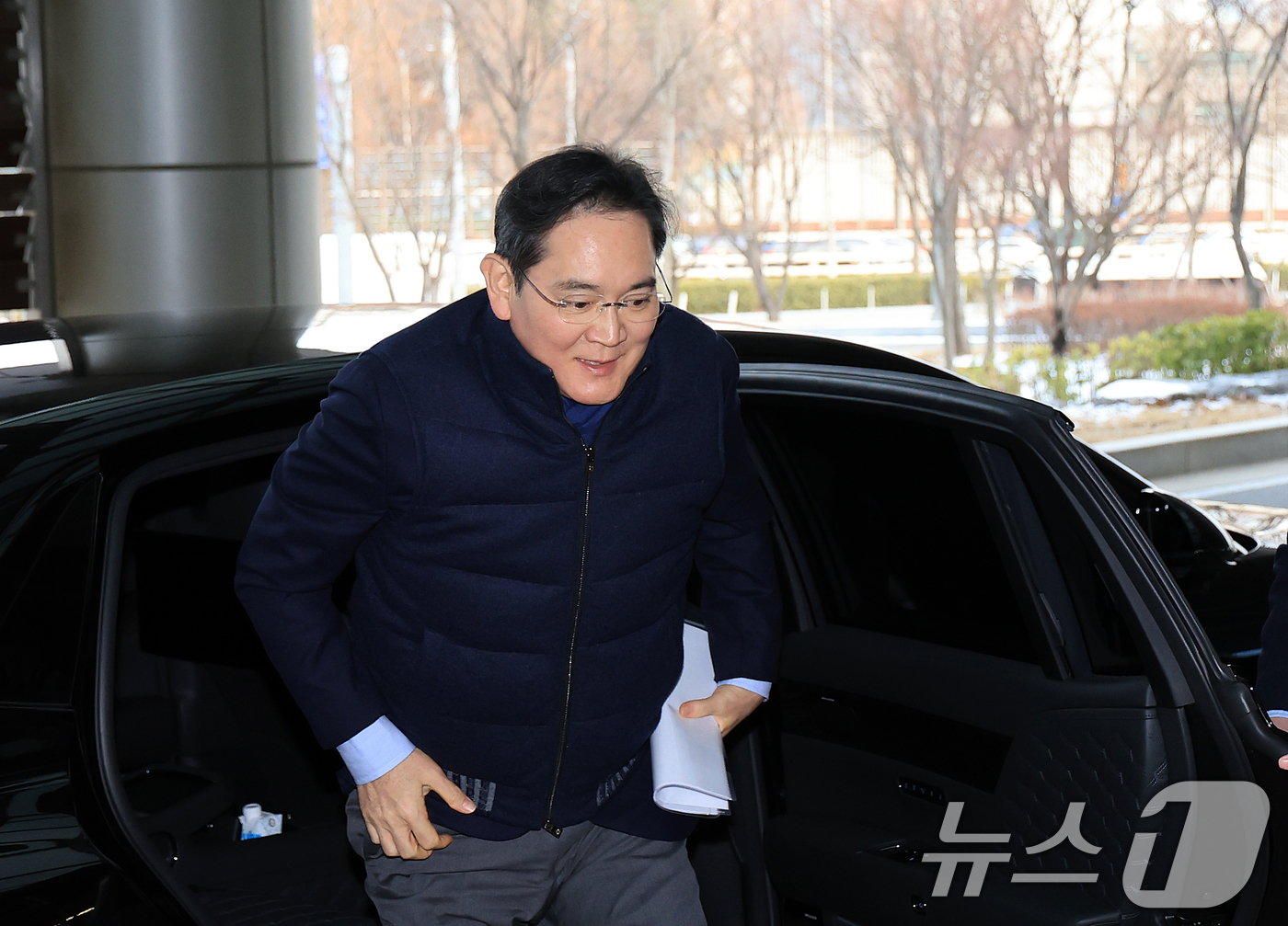 (서울=뉴스1) 이호윤 기자 = 이재용 삼성전자 회장이 26일 서울 강서구 김포비즈니스항공센터에서 고 이건희 선대회장의 국보급 기증 문화재 ‘이건희 컬렉션’의 성공적인 첫 해외 전 …