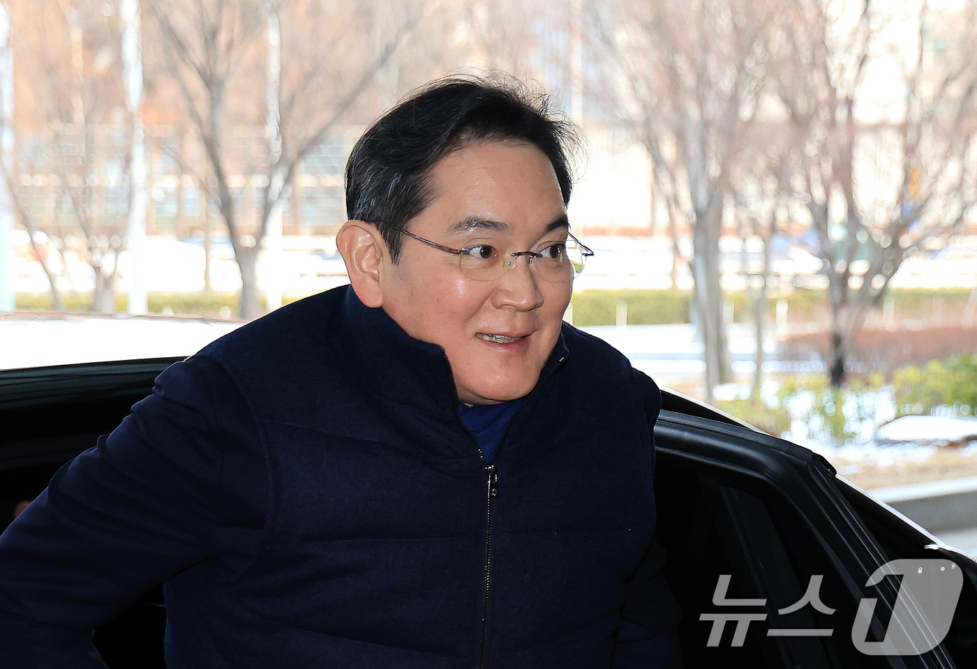 (서울=뉴스1) 이호윤 기자 = 이재용 삼성전자 회장이 26일 서울 강서구 김포비즈니스항공센터에서 고 이건희 선대회장의 국보급 기증 문화재 ‘이건희 컬렉션’의 성공적인 첫 해외 전 …