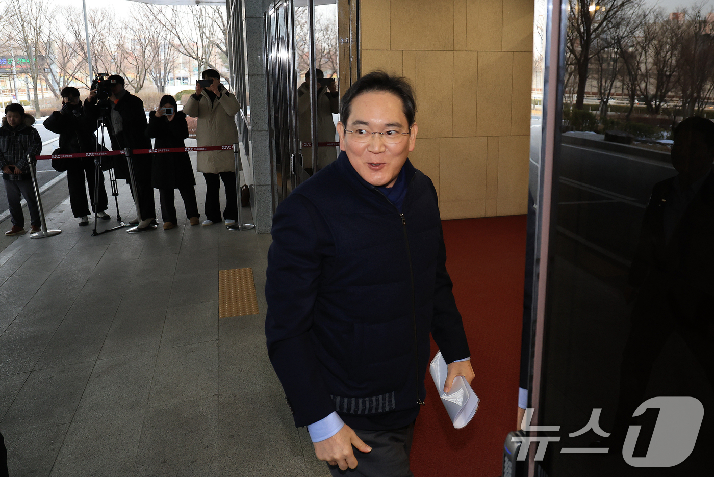 (서울=뉴스1) 이호윤 기자 = 이재용 삼성전자 회장이 26일 서울 강서구 김포비즈니스항공센터에서 고 이건희 선대회장의 국보급 기증 문화재 ‘이건희 컬렉션’의 성공적인 첫 해외 전 …