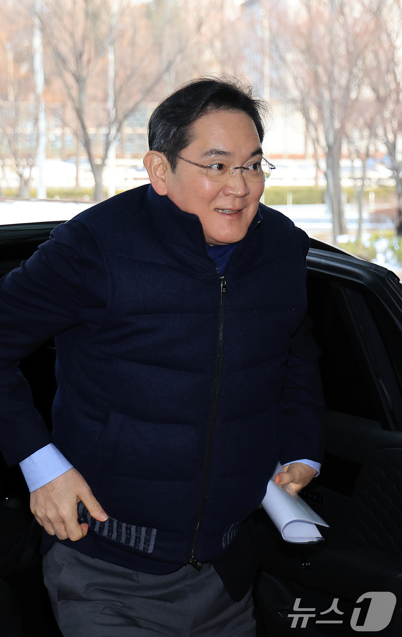 (서울=뉴스1) 이호윤 기자 = 이재용 삼성전자 회장이 26일 서울 강서구 김포비즈니스항공센터에서 고 이건희 선대회장의 국보급 기증 문화재 ‘이건희 컬렉션’의 성공적인 첫 해외 전 …