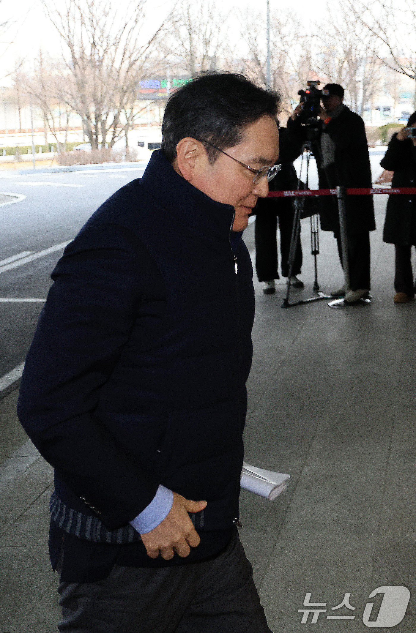 (서울=뉴스1) 이호윤 기자 = 이재용 삼성전자 회장이 26일 서울 강서구 김포비즈니스항공센터에서 고 이건희 선대회장의 국보급 기증 문화재 ‘이건희 컬렉션’의 성공적인 첫 해외 전 …