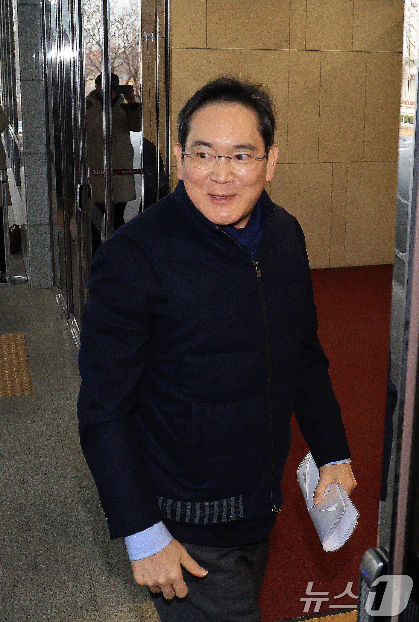 (서울=뉴스1) 이호윤 기자 = 이재용 삼성전자 회장이 26일 서울 강서구 김포비즈니스항공센터에서 고 이건희 선대회장의 국보급 기증 문화재 ‘이건희 컬렉션’의 성공적인 첫 해외 전 …