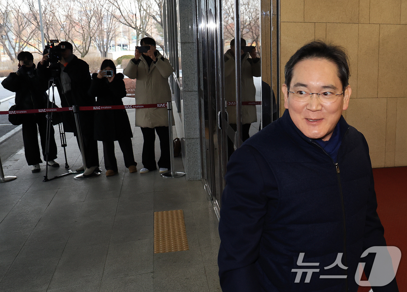 (서울=뉴스1) 이호윤 기자 = 이재용 삼성전자 회장이 26일 서울 강서구 김포비즈니스항공센터에서 고 이건희 선대회장의 국보급 기증 문화재 ‘이건희 컬렉션’의 성공적인 첫 해외 전 …