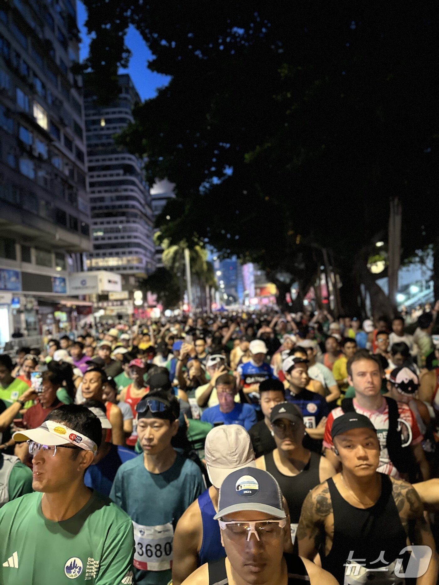 본문 이미지 - 2026 스탠다드차타드 홍콩 마라톤 풀코스 참가자들이 출발선에 도열한 모습. 2026.1.18/뉴스1 ⓒ News1 이상휼 기자