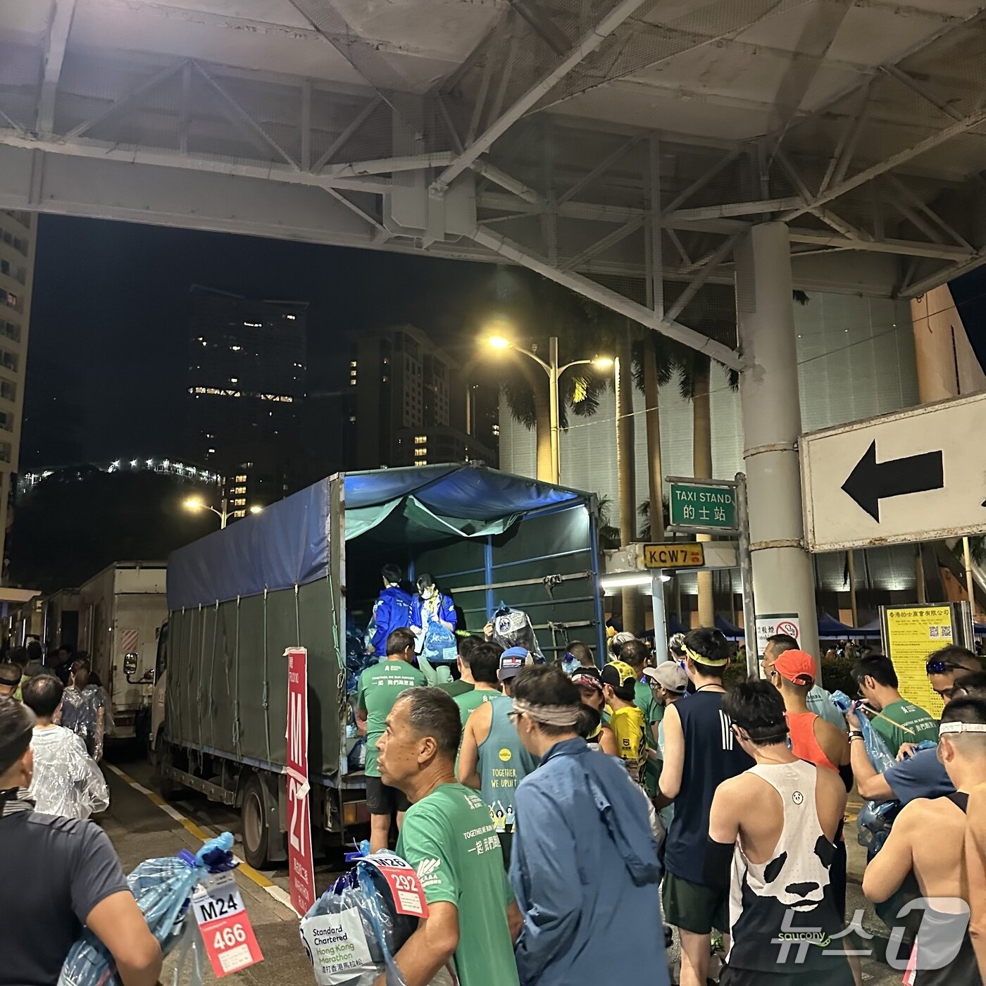 본문 이미지 - 2026 스탠다드차타드 홍콩 마라톤 짐 보관소. 2026.1.18/뉴스1 ⓒ News1 이상휼 기자