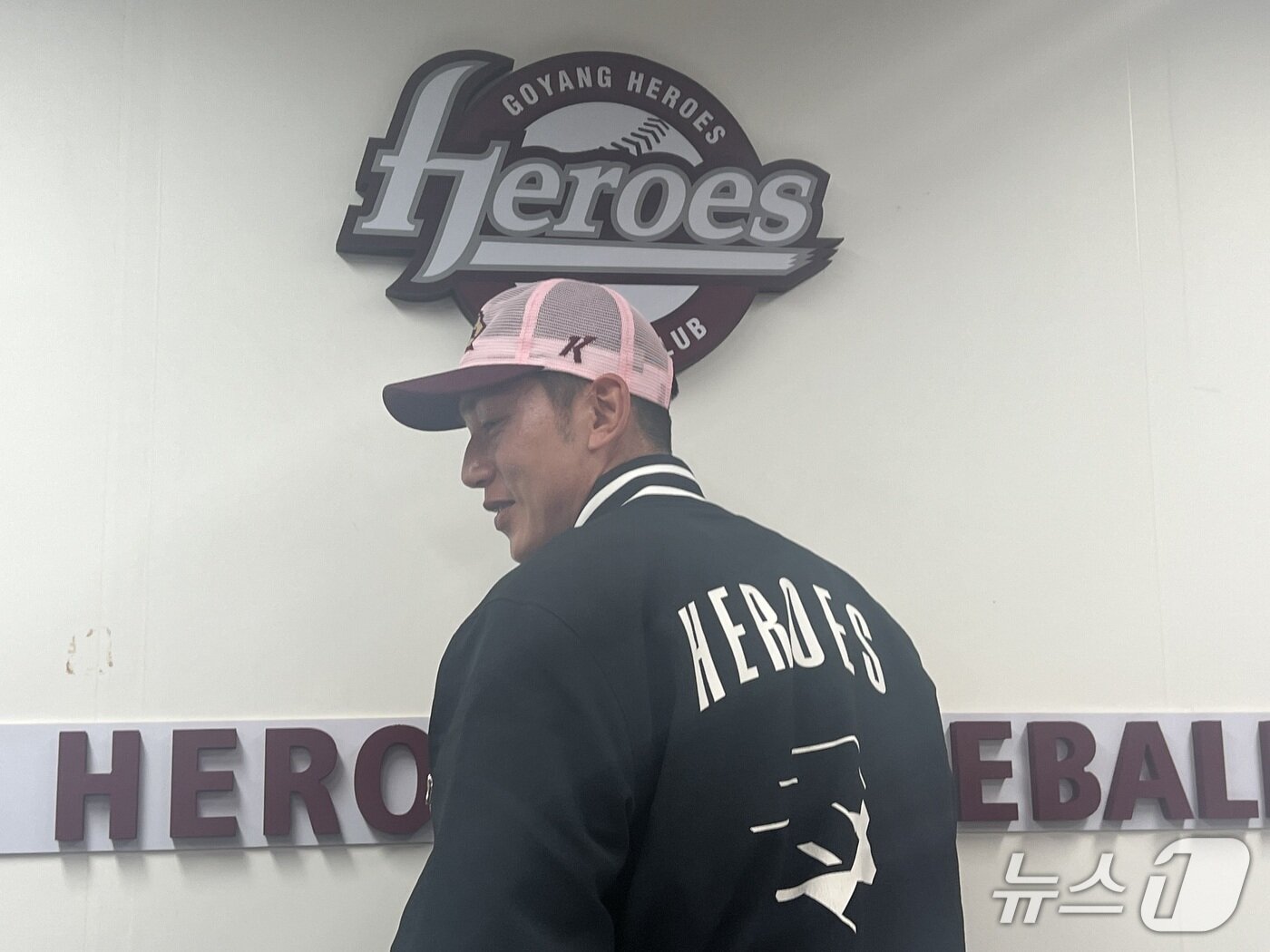 본문 이미지 - 키움 히어로즈로 복귀한 서건창이 26일 경기 고양 국가대표 야구훈련장에서 사진 촬영 포즈를 취하고 있다. 2026.1.26/뉴스1 ⓒ News1 이상철 기자