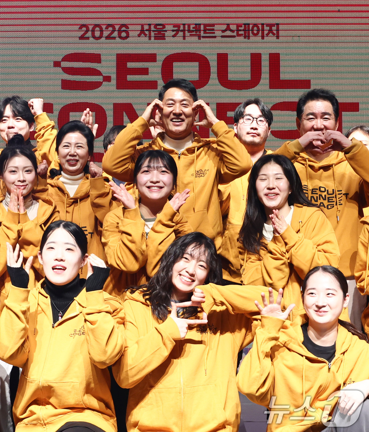 (서울=뉴스1) 최지환 기자 = 오세훈 서울시장이 26일 오후 서울 성북구 서울연극창작센터에서 열린 서울 커넥트 스테이지 개막식에서 청년 예술인 및 참석자들과 기념촬영을 하고 있다 …