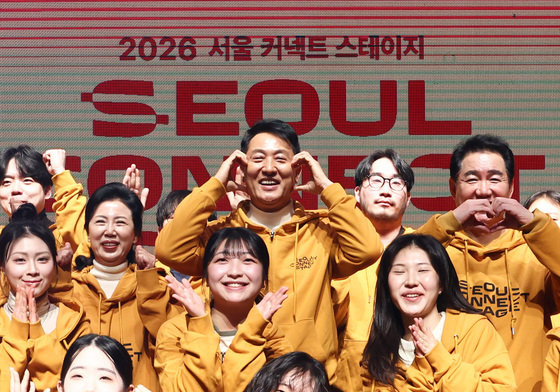 청년 예술인과 기념촬영하는 오세훈