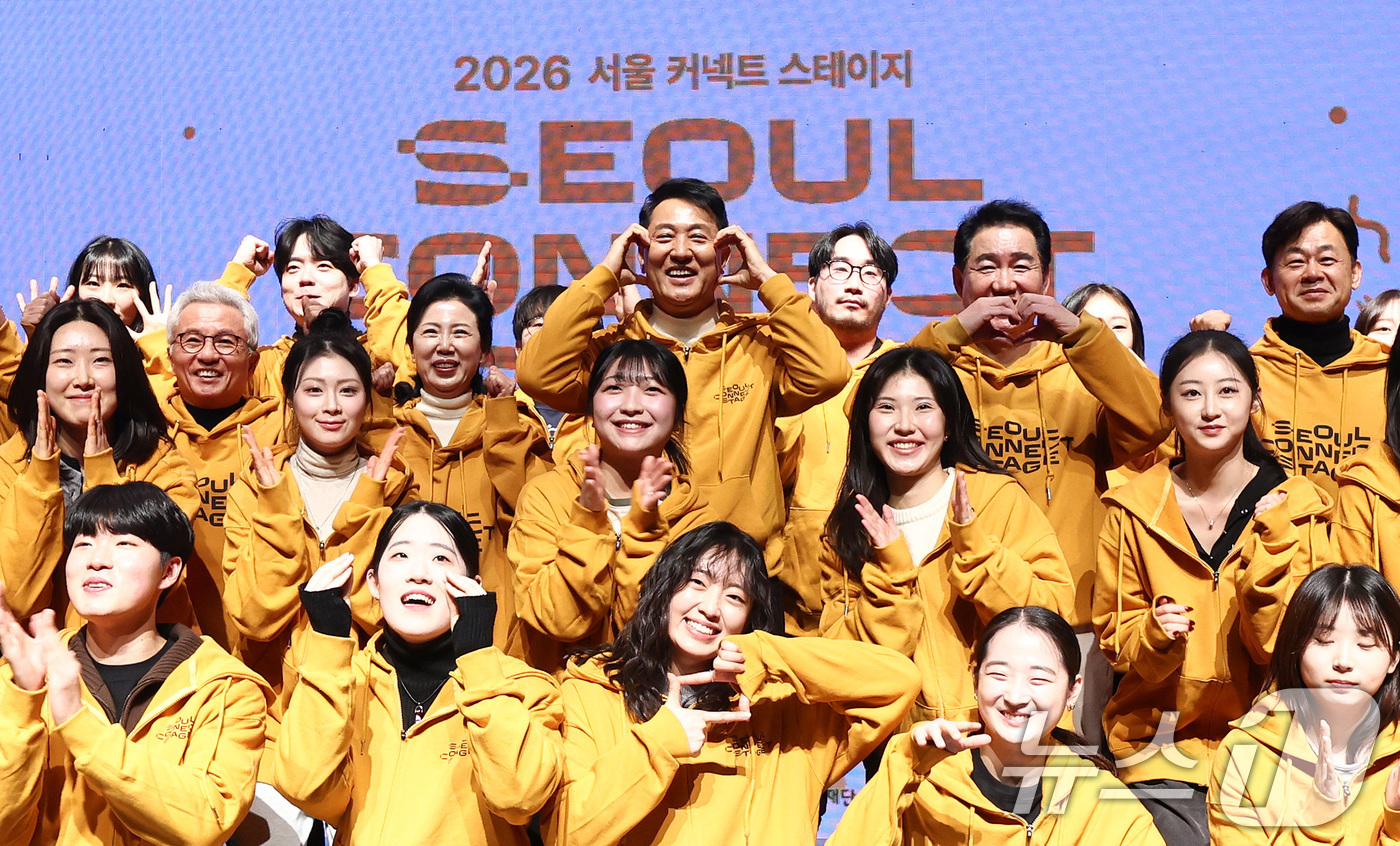 (서울=뉴스1) 최지환 기자 = 오세훈 서울시장이 26일 오후 서울 성북구 서울연극창작센터에서 열린 서울 커넥트 스테이지 개막식에서 청년 예술인 및 참석자들과 기념촬영을 하고 있다 …