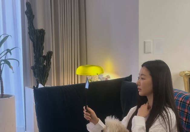 48세 김사랑, 청바지에 긴생머리…극강의 동안 미모 [N샷]