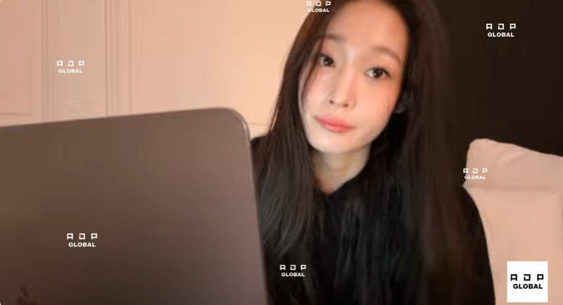 본문 이미지 - 유튜브 채널 '올데이 프로젝트 글로벌' 라이브 방송 캡처