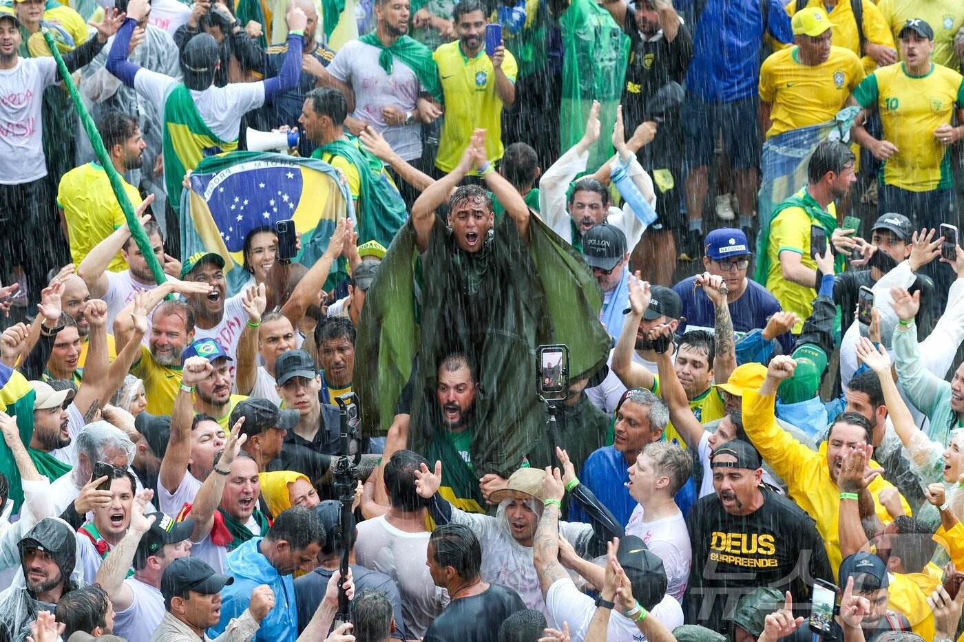 본문 이미지 - 25일(현지시간) 브라질리아에서 열린 자이르 보우소나루 전 대통령 지지자 행진에서 니콜라스 페레이라 브라질 연방 하원의원이 손짓하고 있다. 페레이라 의원과 보우소나루 지지자들은 미나스제라이스 주 파라카투에서 수도 브라질리아까지 행진하며 보우소나루 전 대통령과 2023년 1월 8일 사건 관련자들에 대한 사면을 촉구했다. 2026.01.25. ⓒ AFP=뉴스1