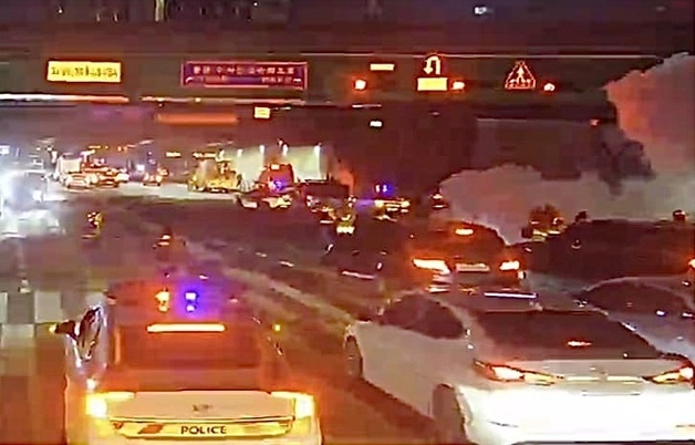 용인 포은아트홀 인근 도로서 승용차 화재…10여분 만에 진화