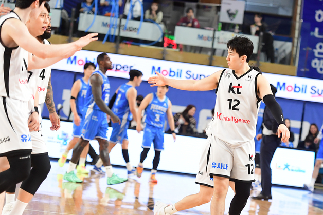 KT, 종료 3.4초 전 뒤집기…'4연패' 한국가스공사 10위 추락