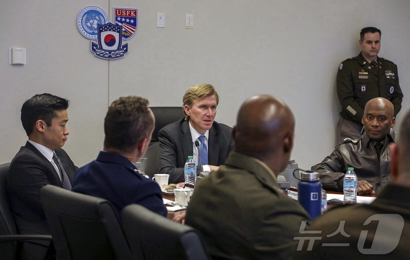 (서울=뉴스1) 김진환 기자 = 방한 중인 엘브리지 콜비 미국 전쟁부 정책담당 차관이 26일 오후 경기도 평택 소재 주한미군기지인 캠프 험프리스를 방문해 발언하고 있다.콜비 차관은 …