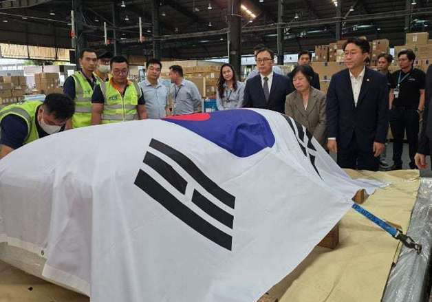 이해찬 前총리 시신, 인천공항 도착…金총리 등 영접