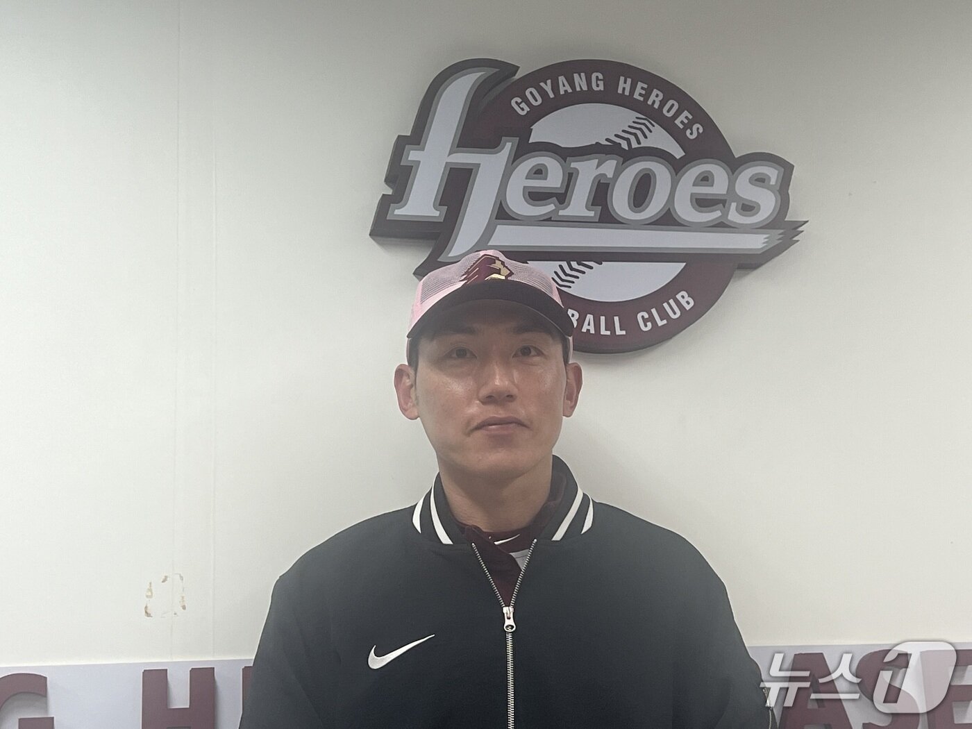 본문 이미지 - 키움 히어로즈로 복귀한 서건창이 26일 경기 고양 국가대표 야구훈련장에서 사진 촬영 포즈를 취하고 있다. 2026.1.26/뉴스1 ⓒ News1 이상철 기자