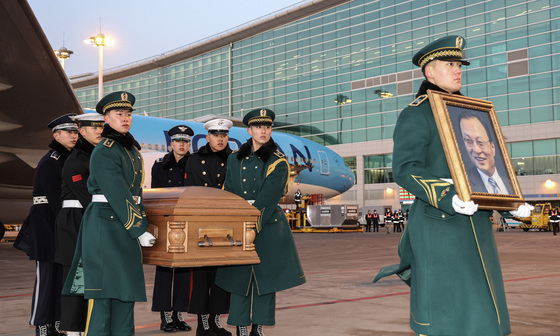 이해찬 前총리 영구 태극기 감싸여 인천공항 도착…유족 눈물(종합)