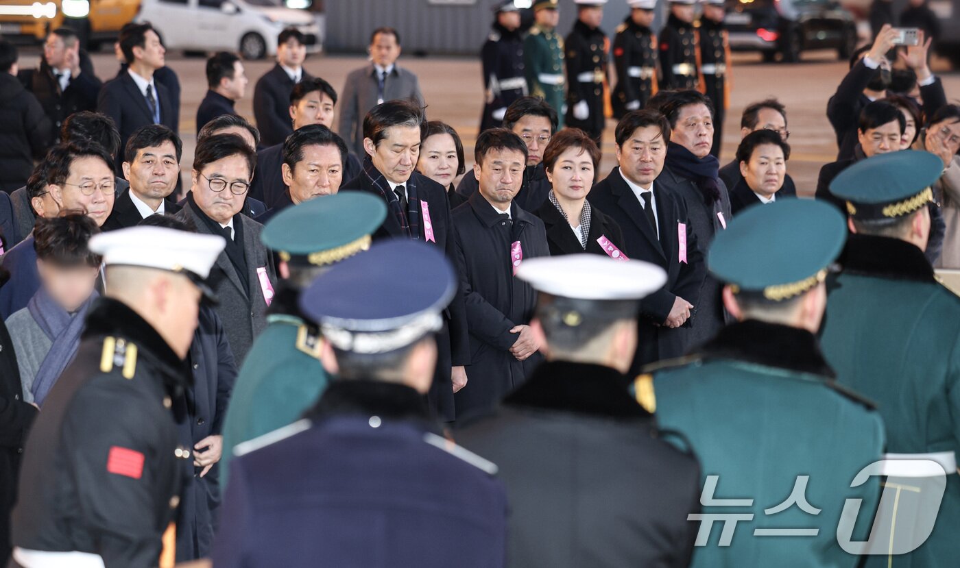 본문 이미지 - 우원식 국회의장, 정청래 더불어민주당 대표, 조국 조국혁신당 대표, 한병도 원내대표, 이언주, 황명선 최고위원, 조승래 사무총장 등이 27일 오전 인천국제공항에서 이해찬 민주평화통일자문회의 수석부의장(전 국무총리)의 시신을 영접하고 있다. 2026.1.27/뉴스1 ⓒ News1 공항사진기자단