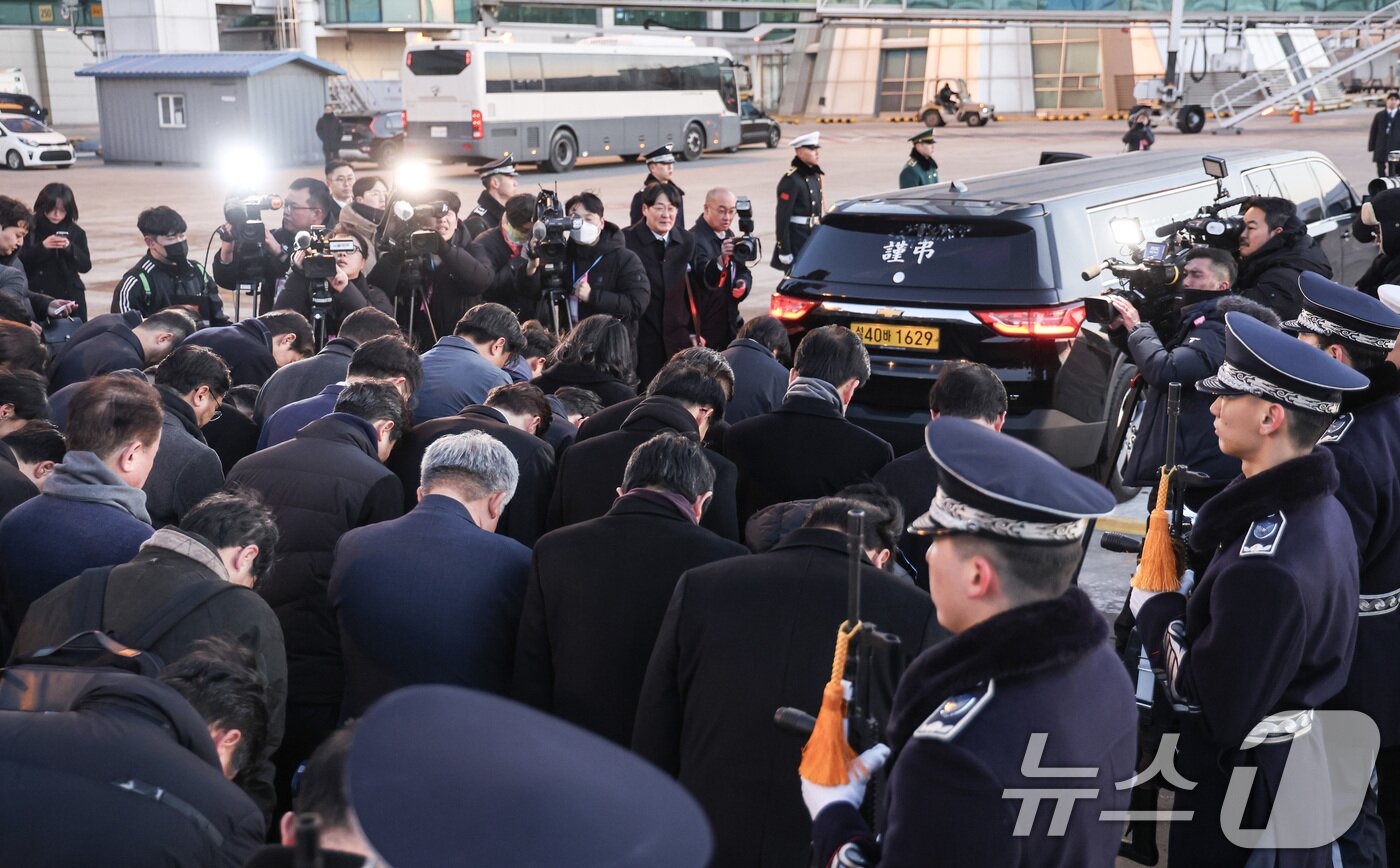 본문 이미지 - 베트남 출장 중 심근경색으로 쓰러져 별세한 이해찬 민주평화통일자문회의 수석부의장의 시신이 27일 오전 인천국제공항에 도착, 빈소가 마련된 서울대병원 장례식장으로 운구되자 김민석 국무총리와 우원식 국회의장, 정청래 더불어민주당 대표, 조국 조국혁신당 대표 등이 고개숙여 인사하고 있다. 2026.1.27/뉴스1 ⓒ News1 공항사진기자단