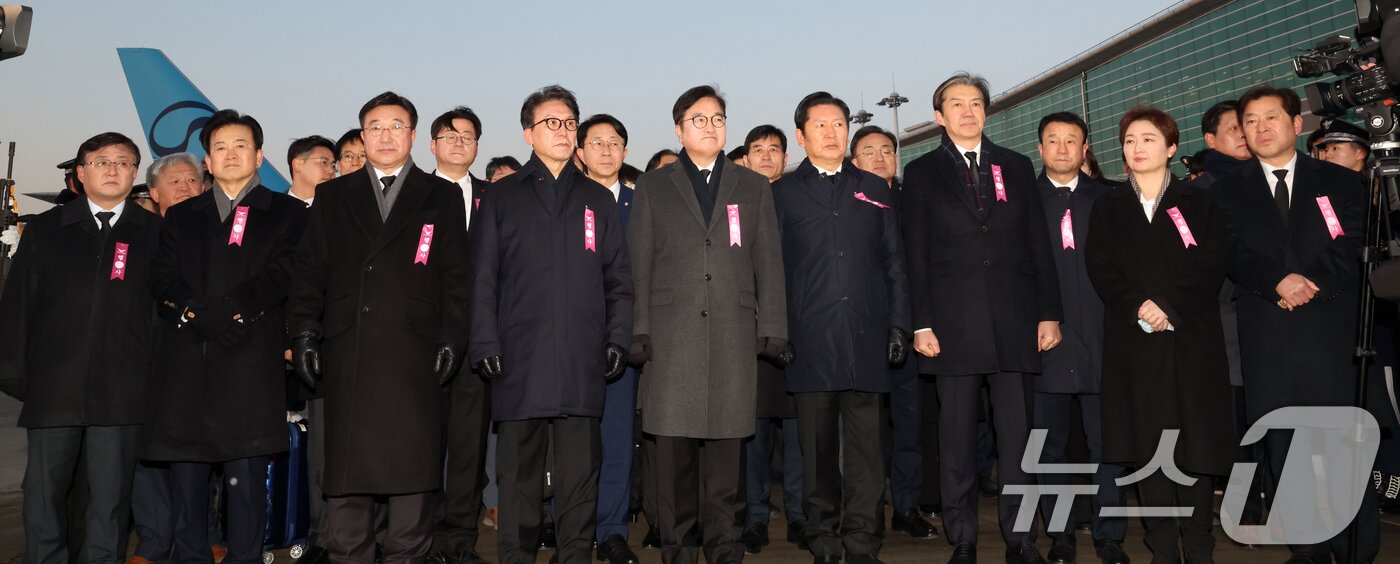본문 이미지 - 김성환 기후에너지환경부 장관(앞줄 왼쪽부터), 정동영 통일부 장관, 윤호중 행정안전부 장관, 김민석 국무총리, 우원식 국회의장, 정청래 더불어민주당 대표, 조국 조국혁신당 대표, 한병도 민주당 원내대표, 이언주, 황명선 최고위원이 27일 오전 인천국제공항에서 이해찬 민주평화통일자문회의 수석부의장(전 국무총리)의 시신 운구를 지켜보고 있다. 2026.1.27/뉴스1 ⓒ News1 공항사진기자단