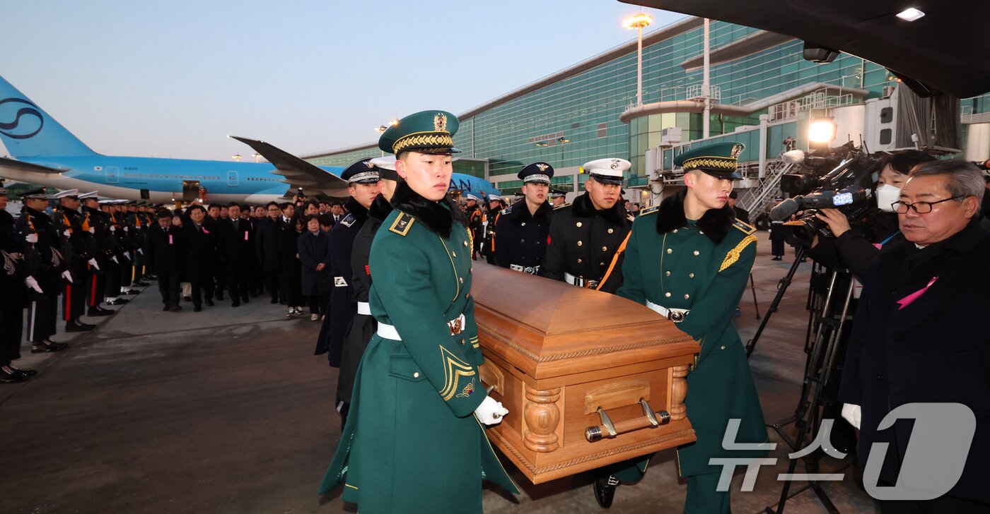 본문 이미지 - 베트남 출장 중 심근경색으로 쓰러져 별세한 이해찬 민주평화통일자문회의 수석부의장의 시신이 27일 오전 인천국제공항에 도착, 빈소가 마련된 서울대병원 장례식장으로 운구되고 있다. 2026.1.27/뉴스1 ⓒ News1 공항사진기자단