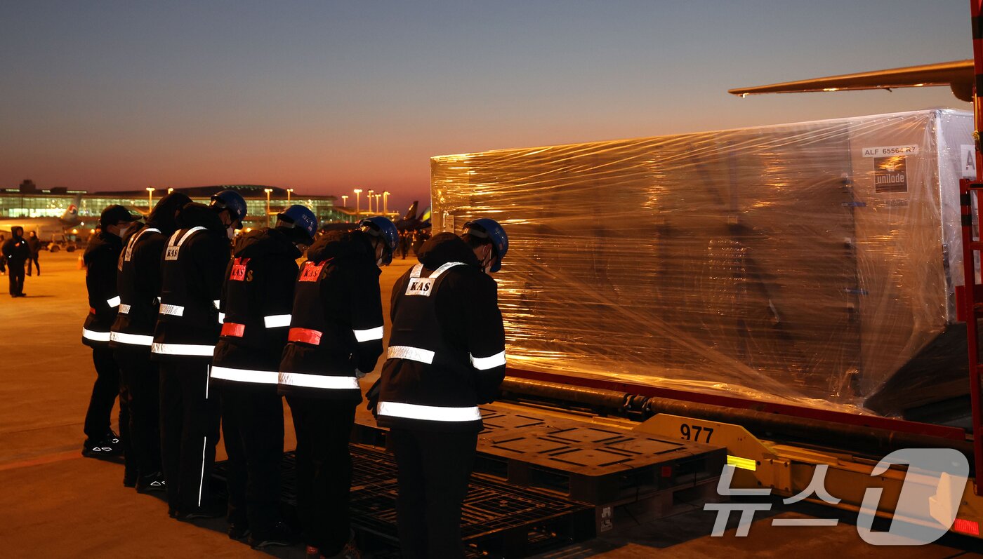 본문 이미지 - 베트남 출장 중 심근경색으로 쓰러져 별세한 이해찬 민주평화통일자문회의 수석부의장의 시신이 27일 오전 인천국제공항에 도착하고 있다. 2026.1.27/뉴스1 ⓒ News1 공항사진기자단