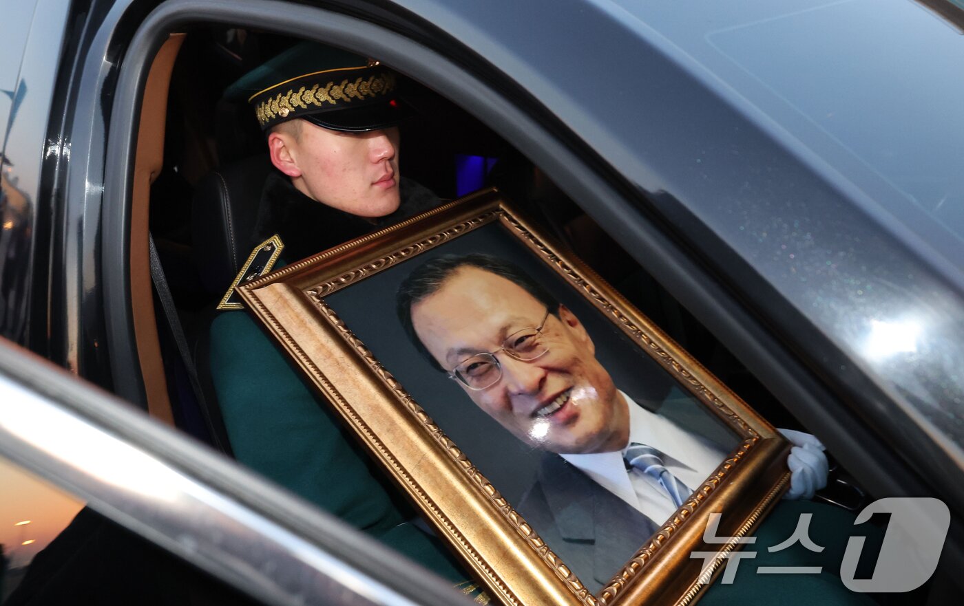 본문 이미지 - 베트남 출장 중 심근경색으로 쓰러져 별세한 이해찬 민주평화통일자문회의 수석부의장의 시신이 27일 오전 인천국제공항에 도착, 빈소가 마련된 서울대병원 장례식장으로 운구되고 있다. 2026.1.27/뉴스1 ⓒ News1 공항사진기자단