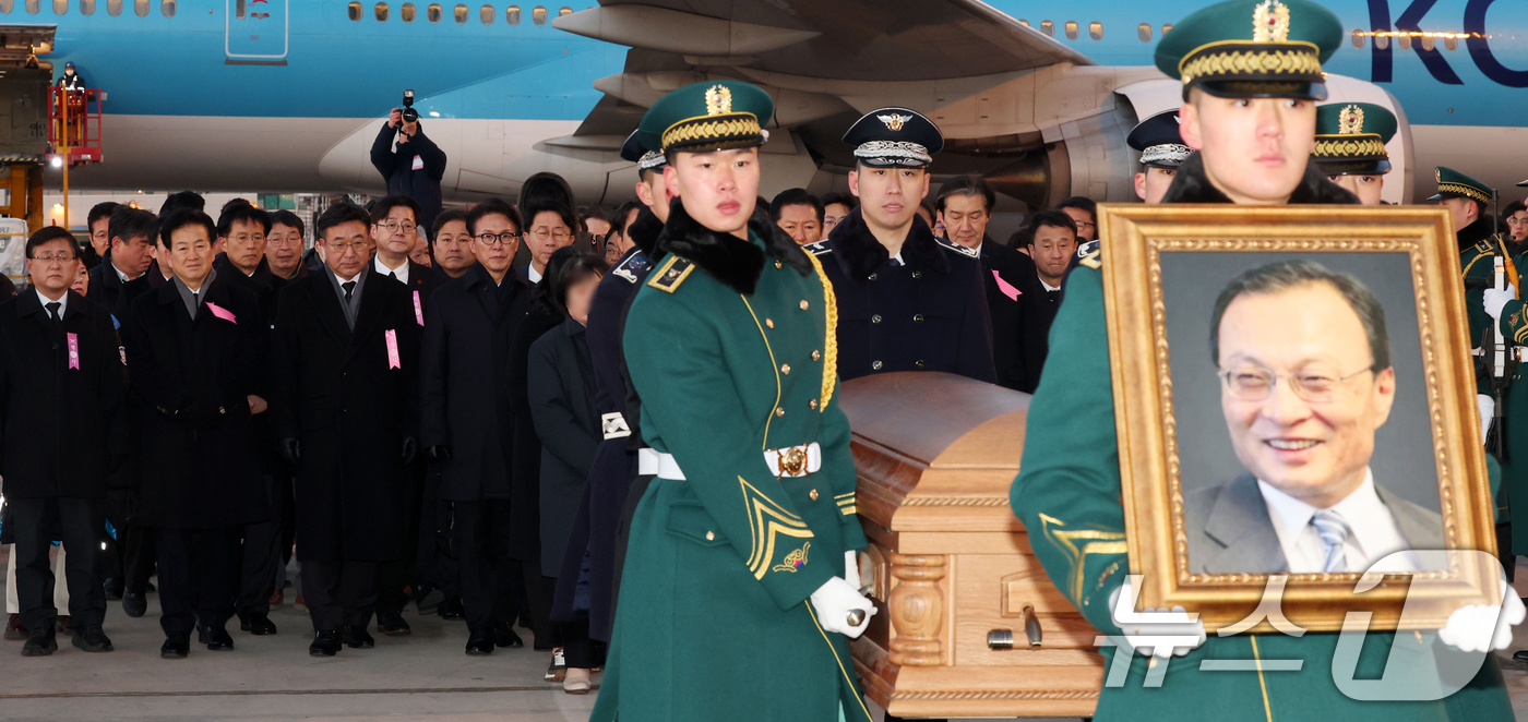 (인천공항=뉴스1) 공항사진기자단 = 김성환 기후에너지환경부 장관(앞줄 왼쪽부터), 정동영 통일부 장관, 윤호중 행정안전부 장관, 김민석 국무총리, 우원식 국회의장, 정청래 더불어 …