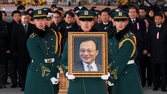 [뉴스1 PICK]이해찬 前 국무총리 시신, 고국 품에… 총리·국회의장 등 영접