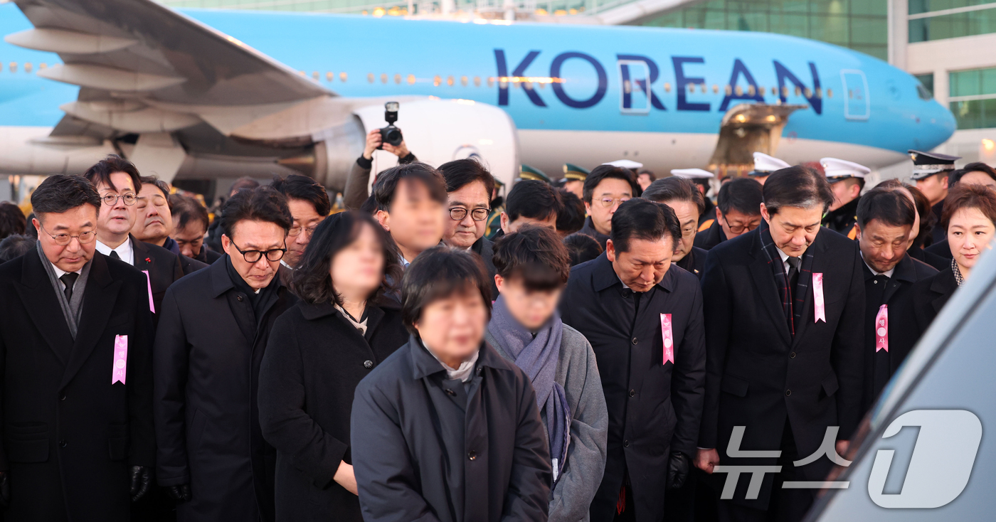 (인천공항=뉴스1) 공항사진기자단 = 김민석 국무총리, 우원식 국회의장, 정청래 더불어민주당 대표, 조국 조국혁신당 대표 등이 27일 오전 인천국제공항에서 이해찬 민주평화통일자문회 …