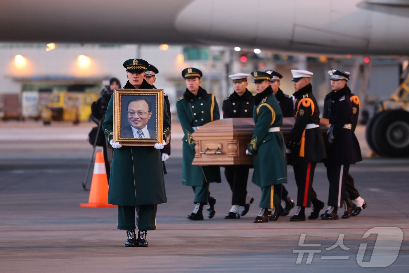 본문 이미지 - 베트남 출장 중 심근경색으로 쓰러져 별세한 이해찬 민주평화통일자문회의 수석부의장(전 국무총리)의 시신이 27일 오전 인천국제공항에 도착, 빈소가 마련된 서울대병원 장례식장으로 운구되고 있다. 2026.1.27/뉴스1 ⓒ News1 공항사진기자단