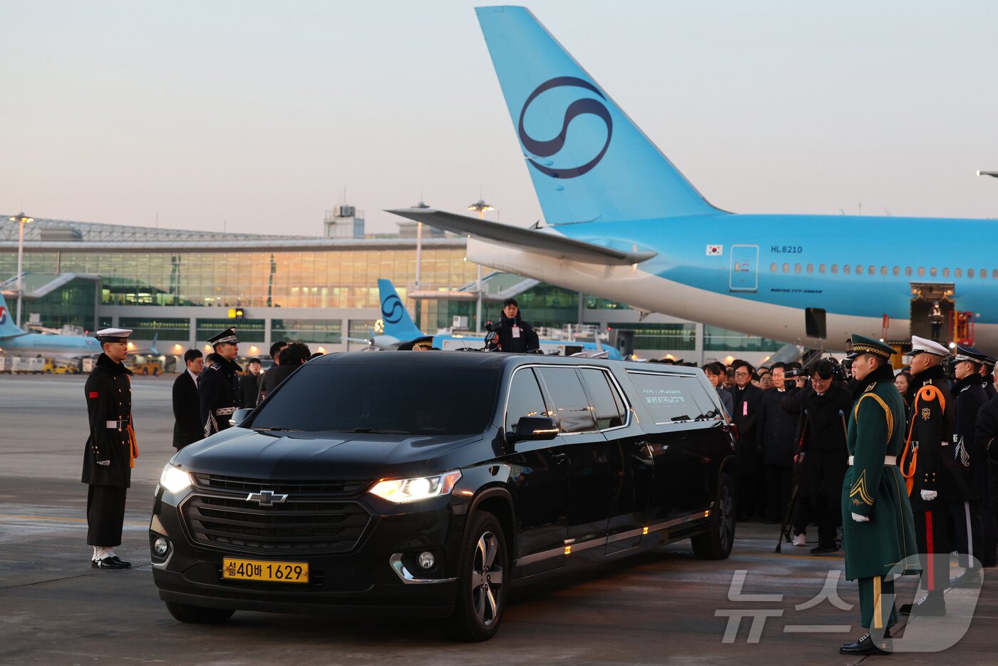 본문 이미지 - 베트남 출장 중 심근경색으로 쓰러져 별세한 이해찬 민주평화통일자문회의 수석부의장(전 국무총리)의 시신이 27일 오전 인천국제공항에 도착, 빈소가 마련된 서울대병원 장례식장으로 운구되고 있다. 2026.1.27/뉴스1 ⓒ News1 공항사진기자단