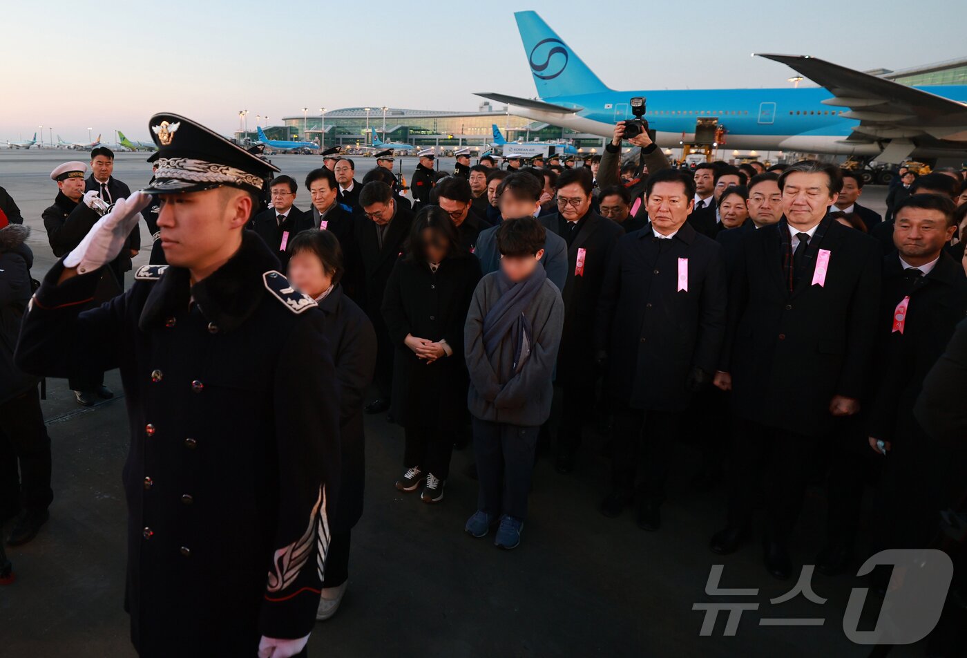 본문 이미지 - 정청래 더불어민주당 대표와 조국 조국혁신당 대표가 27일 오전 인천국제공항에서 이해찬 민주평화통일자문회의 수석부의장(전 국무총리)의 시신이 운구되는 모습을 지켜보고 있다. 2026.1.27/뉴스1 ⓒ News1 공항사진기자단