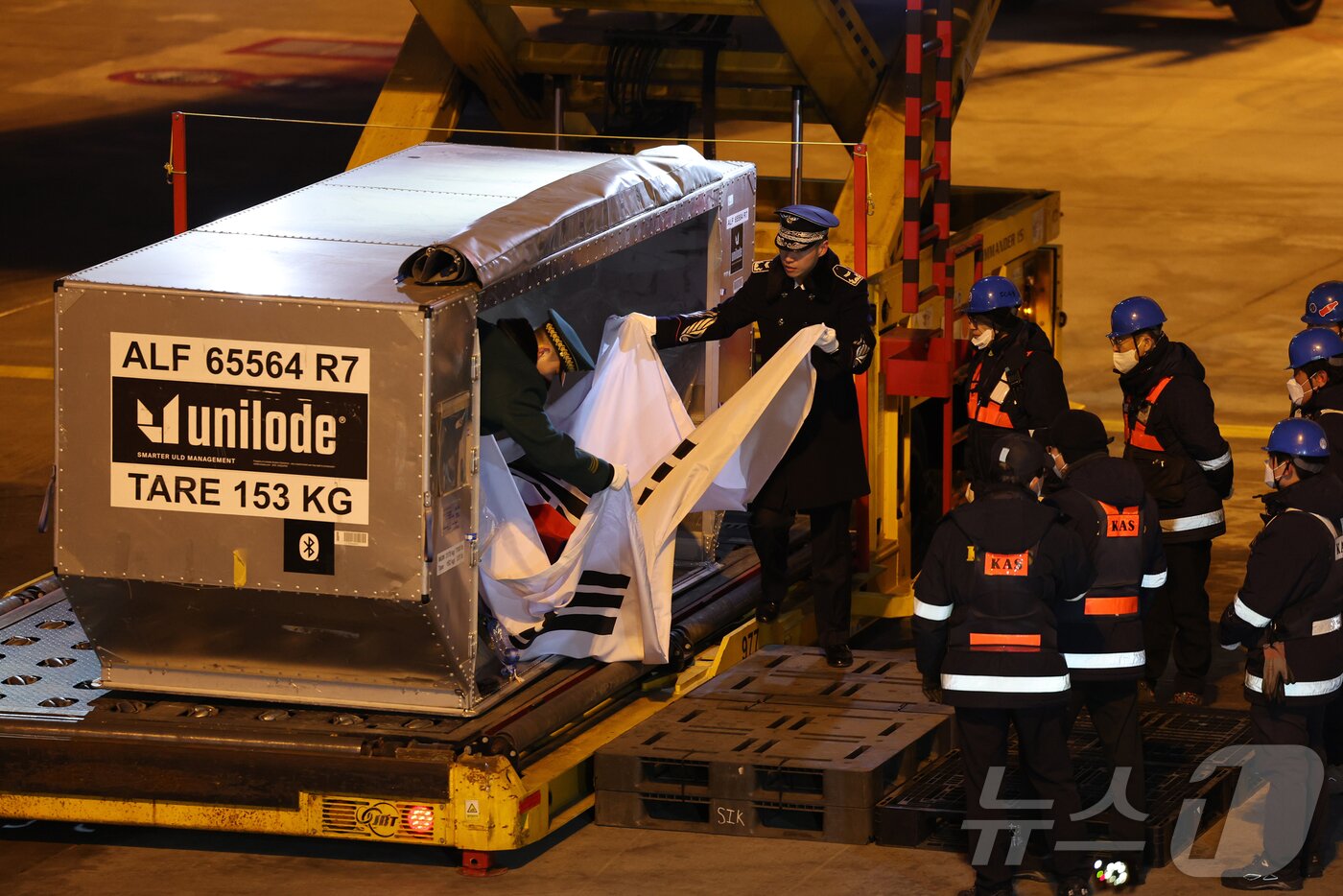 본문 이미지 - 베트남 출장 중 심근경색으로 쓰러져 별세한 이해찬 민주평화통일자문회의 수석부의장(전 국무총리)의 시신이 27일 오전 인천국제공항에 도착하고 있다. 2026.1.27/뉴스1 ⓒ News1 공항사진기자단