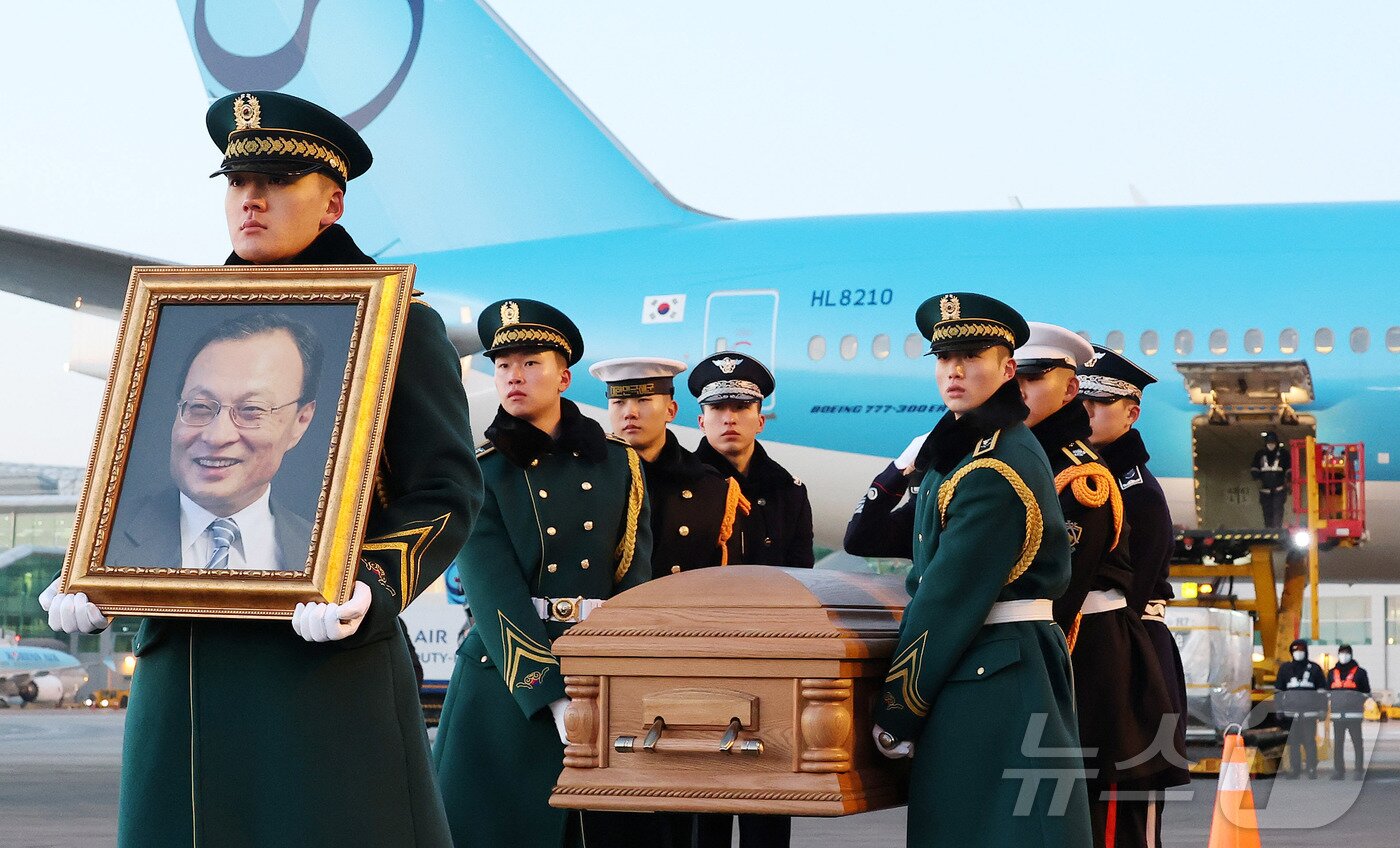 본문 이미지 - 베트남 출장 중 심근경색으로 쓰러져 별세한 이해찬 민주평화통일자문회의 수석부의장의 시신이 27일 오전 인천국제공항에 도착, 빈소가 마련된 서울대병원 장례식장으로 운구되고 있다. 2026.1.27/뉴스1 ⓒ News1 공항사진기자단