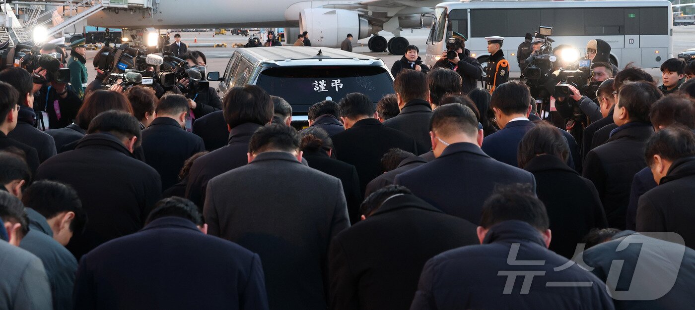 본문 이미지 - 베트남 출장 중 심근경색으로 쓰러져 별세한 이해찬 민주평화통일자문회의 수석부의장의 시신이 27일 오전 인천국제공항에 도착, 빈소가 마련된 서울대병원 장례식장으로 운구되고 있다. 2026.1.27/뉴스1 ⓒ News1 공항사진기자단