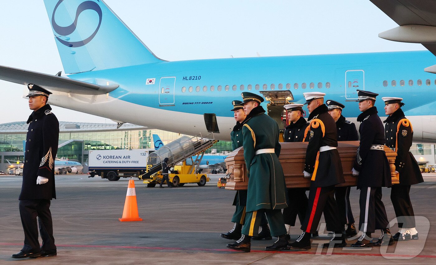 본문 이미지 - 베트남 출장 중 심근경색으로 쓰러져 별세한 이해찬 민주평화통일자문회의 수석부의장의 시신이 27일 오전 인천국제공항에 도착, 빈소가 마련된 서울대병원 장례식장으로 운구되고 있다. 2026.1.27/뉴스1 ⓒ News1 공항사진기자단
