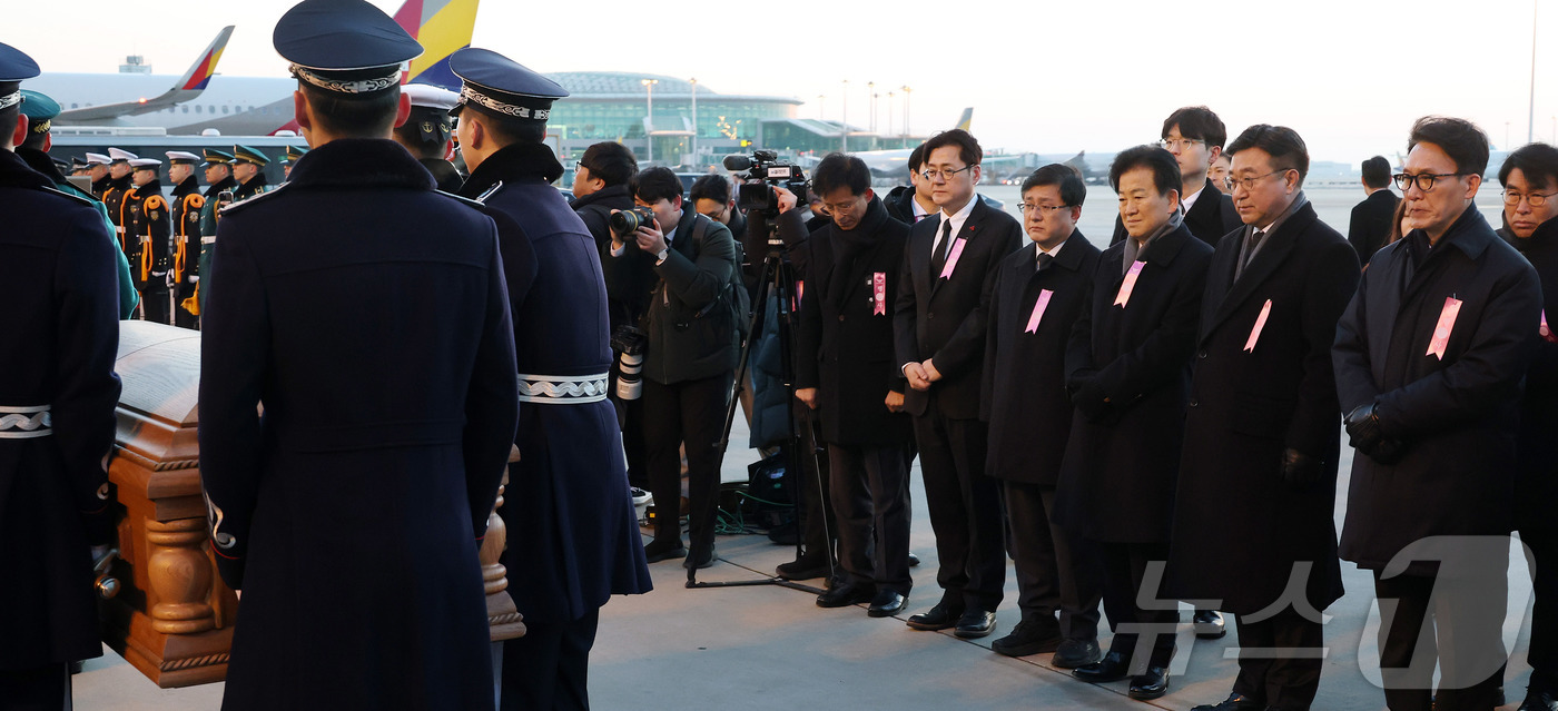 (인천공항=뉴스1) 공항사진기자단 = 베트남 출장 중 별세한 고(故) 이해찬 민주평화통일자문회의 수석부의장의 시신이 27일 오전 인천국제공항에 도착해 운구 차량으로 이동하고 있는 …