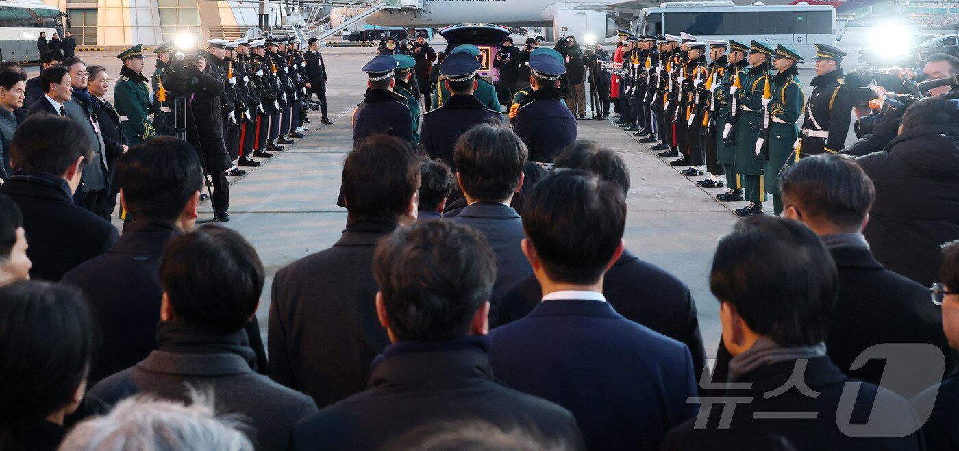 본문 이미지 - 베트남 출장 중 심근경색으로 쓰러져 별세한 이해찬 민주평화통일자문회의 수석부의장의 시신이 27일 오전 인천국제공항에 도착, 빈소가 마련된 서울대병원 장례식장으로 운구되고 있다. 2026.1.27/뉴스1 ⓒ News1 공항사진기자단