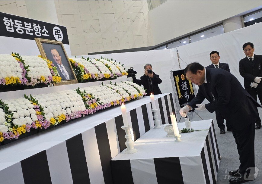 본문 이미지 - 최민호 세종시장이 27일 세종시청 1층 로비에 마련된 고(故) 이해찬 전 국무총리 합동 분향소를 찾아 분향하고 있다./ 뉴스1 2026.1.27/뉴스1 ⓒ News1 장동열 기자