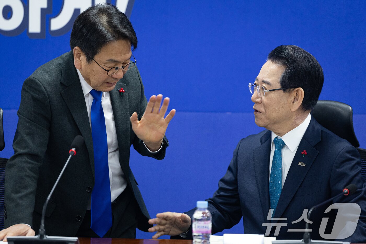 본문 이미지 - 강기정 광주시장(왼쪽)과 김영록 전남지사가 27일 서울 여의도 국회 의원회관에서 열린 더불어민주당 광주전남 통합 특별법 제정을 위한 제4차 간담회에 앞서 대화하고 있다. 2026.1.27/뉴스1 ⓒ News1 유승관 기자