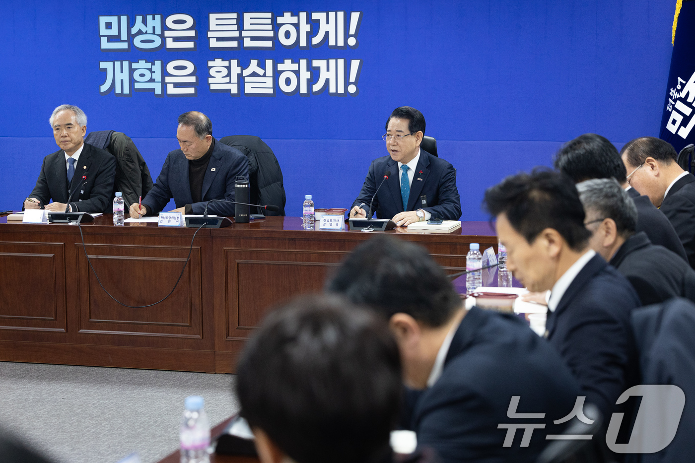 (서울=뉴스1) 유승관 기자 = 김영록 전남지사가 27일 서울 여의도 국회 의원회관에서 열린 더불어민주당 광주전남 통합 특별법 제정을 위한 제4차 간담회에서 모두 발언을 하고 있다 …