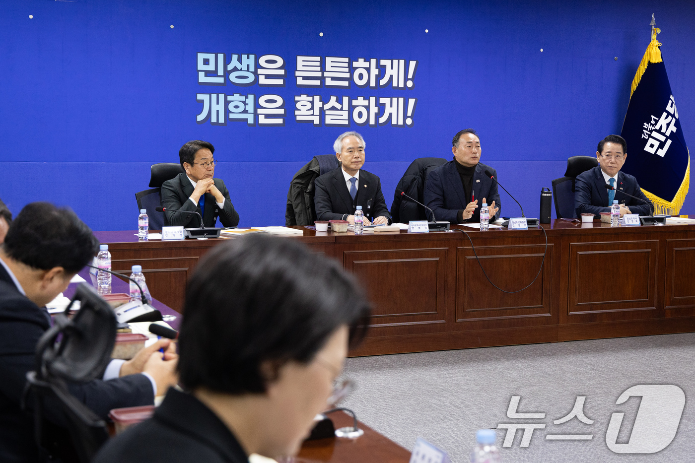 (서울=뉴스1) 유승관 기자 = 김원이 더불어민주당 전남도당위원장이 27일 서울 여의도 국회 의원회관에서 열린 더불어민주당 광주전남 통합 특별법 제정을 위한 제4차 간담회에서 모두 …