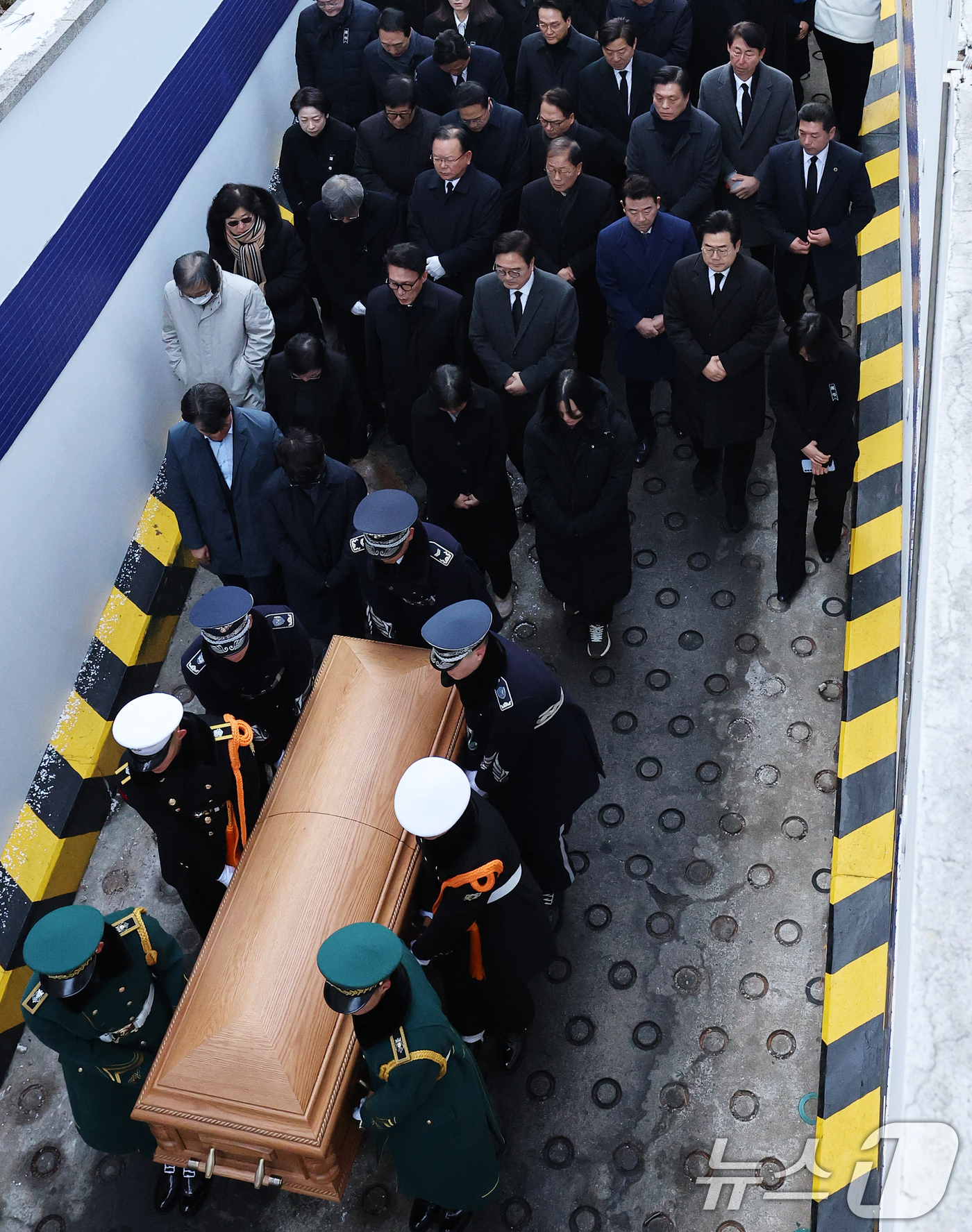 (서울=뉴스1) 오대일 기자 = 우원식 국회의장과 김민석 국무총리를 비롯한 더불어민주당 의원들이 27일 오전 서울 종로구 서울대병원 장례식장에 도착한 고 이해찬 전 국무총리의 운구 …
