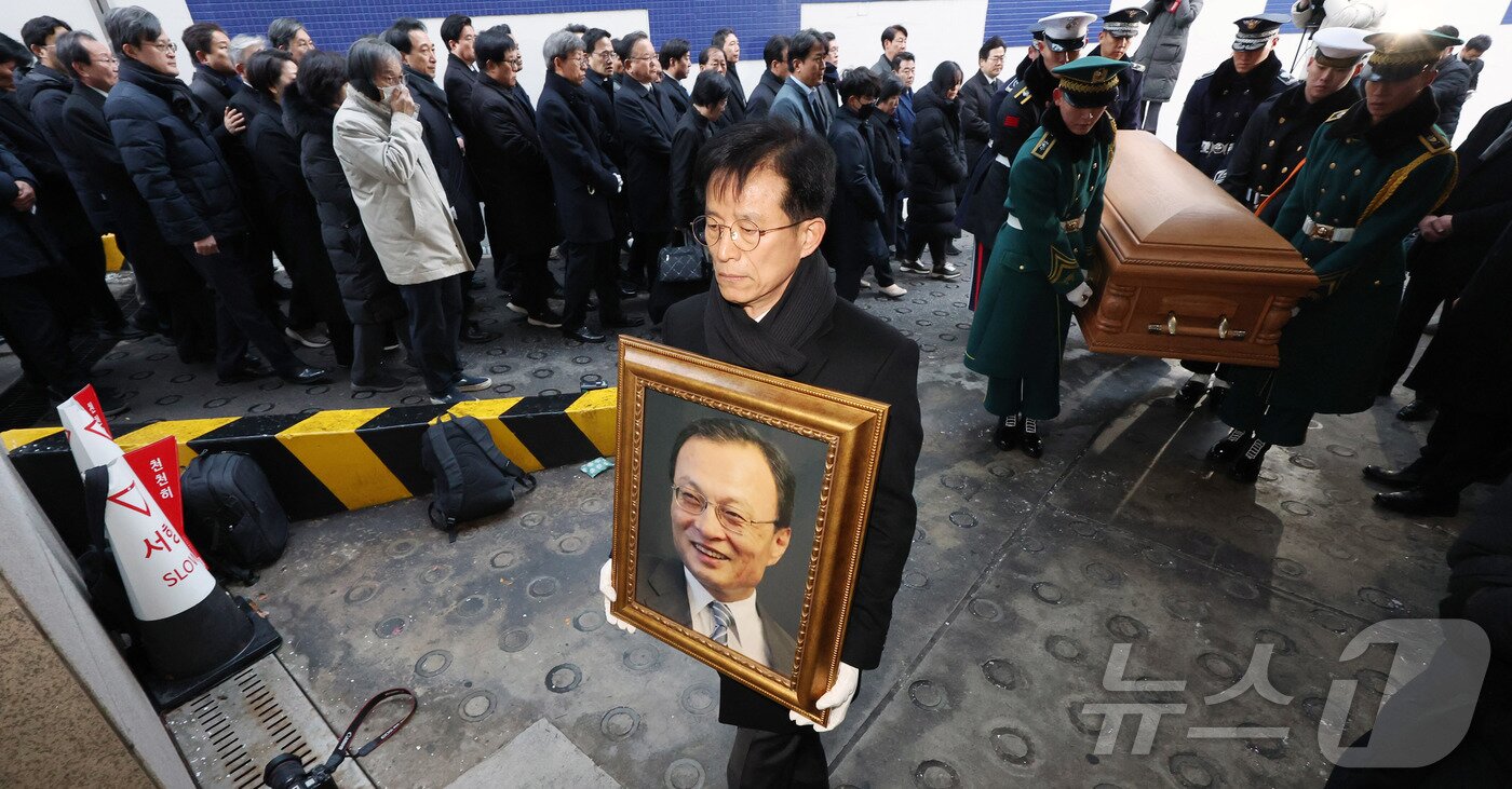 본문 이미지 - 베트남 출장 중 별세한 고(故) 이해찬 민주평화통일자문회의 수석부의장의 시신과 영정이 27일 서울 종로구 서울대학교병원 장례식장에 도착해 운구되고 있다. (공동취재) 2026.1.27/뉴스1 ⓒ News1 오대일 기자